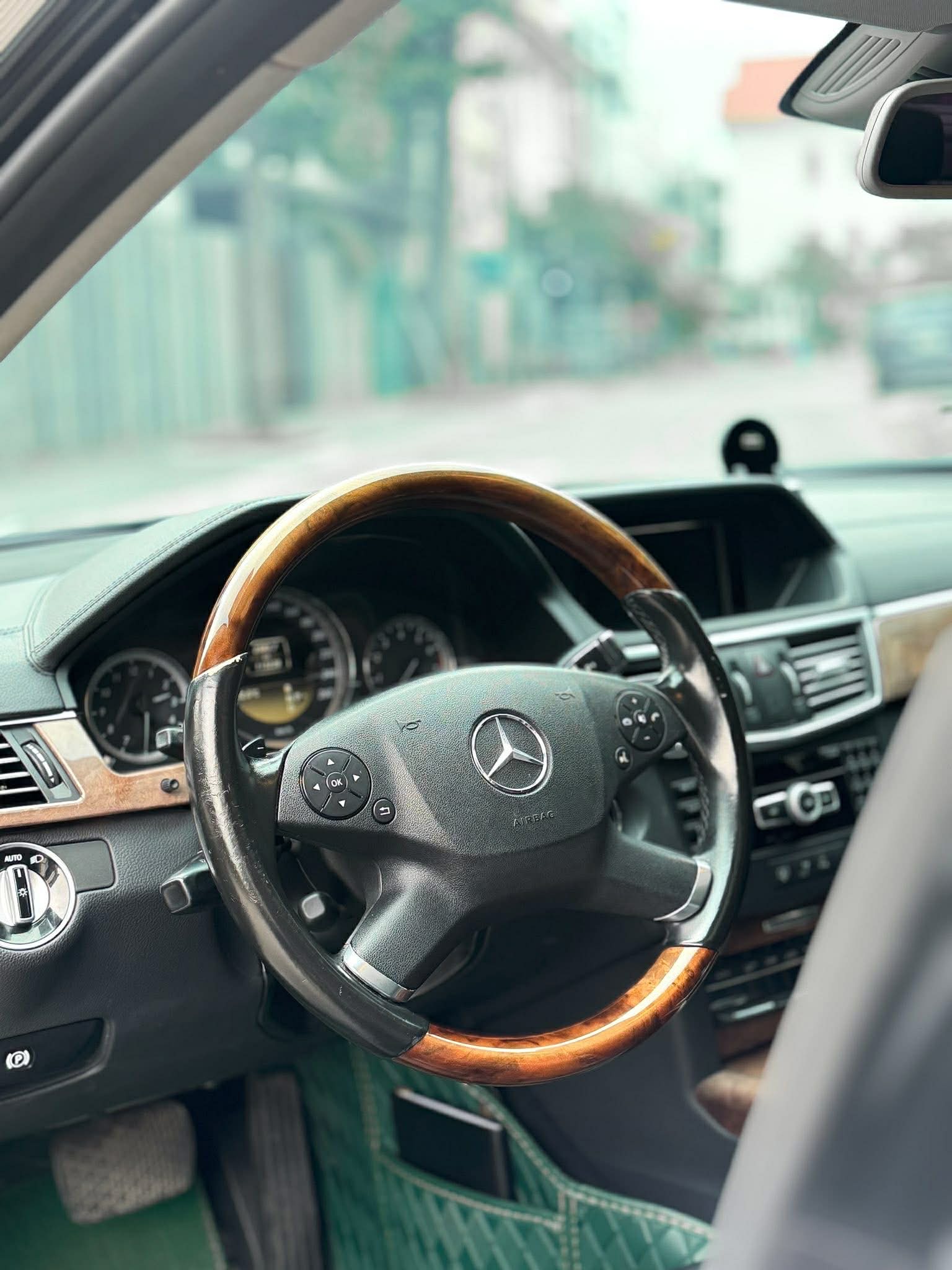 Mercedes E300 2011&nbsp;Đẹp Zin lăn bánh 11&nbsp; vạn km biển hà nội&nbsp;